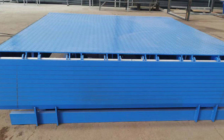 Lokakarya Otomatis Dock Plate Dock Door Levelers 25000-40000LBS Desain Aman Sumber Daya Hidraulik Disesuaikan