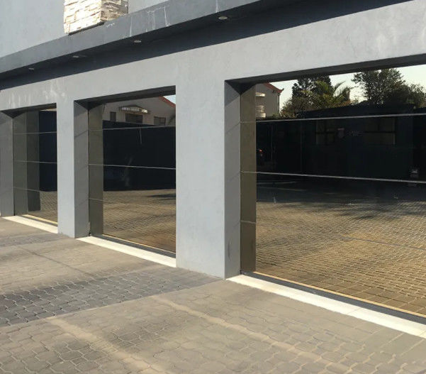 Pintu Garasi Bagian Kaca Kaca Komersial Dengan Kelas 3 Dan Manual Atau Otomatis