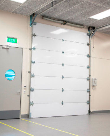 Pintu atas bagian berlapis bubuk 50mm-80mm Ketebalan terisolasi Pintu garasi bagian komersial