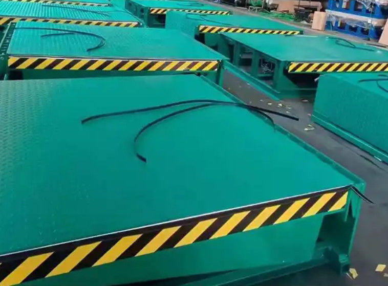 Electric Dock Door Levelers Workshop Automatic Dock Plate 25000-40000LBS Desain Aman Untuk Pemuatan Aman