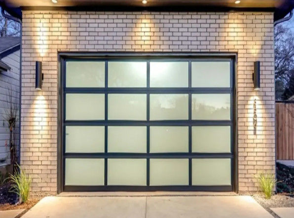 Kekuatan air Kelas 3 Kaca Transparan Pintu Garasi Bagian Desain Modern Dengan Kaca Ganda