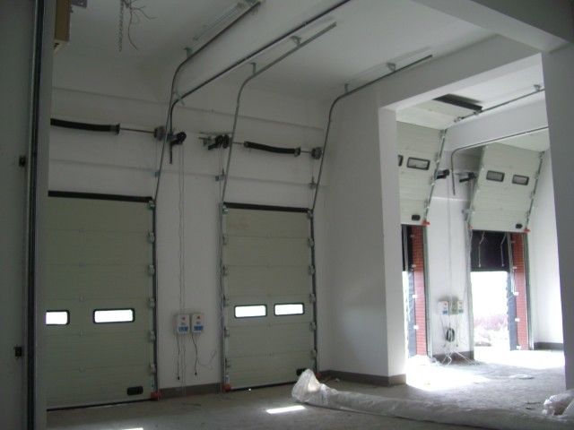 Pintu Seksi Komersial Ketebalan 50mm-80mm Pintu Garasi Seksi Terisolasi dengan Ventilasi Opsional
