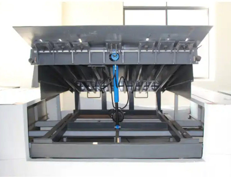 Panjang bibir yang dapat disesuaikan Dock Door Levelers Workshop Automatic Dock Plate 25000-40000LBS Desain aman untuk loading dock