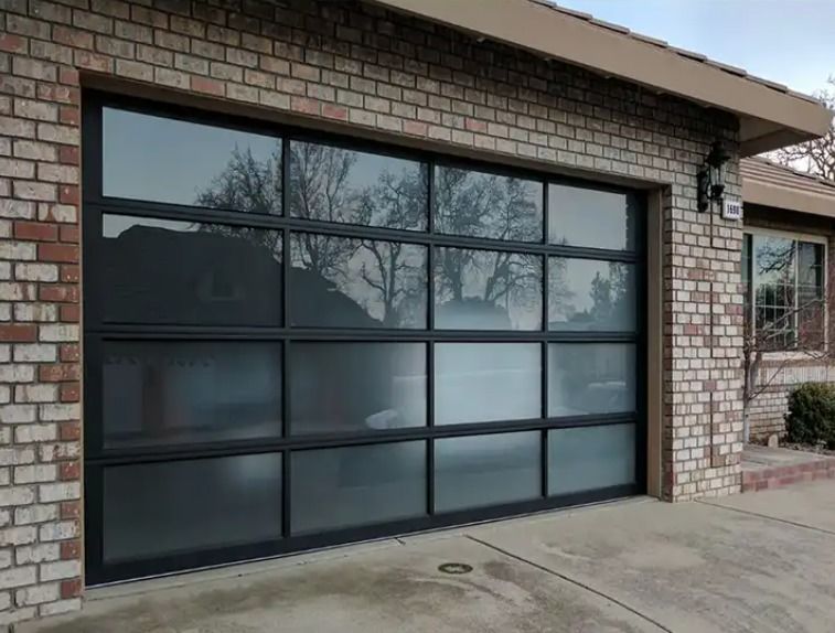 Kualitas tinggi Modern ringan Luxury Garage Door Bagian Aluminium Alloy Watertightness Kelas 3 Kaca Transparan Bagian Garage Door Pilihan isolasi yang sangat baik