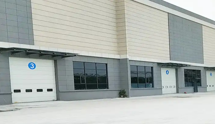 Pintu Atas Industri Besar Bagian Desain Panel Datar Atau Berkontur Ketebalan 50mm-80mm Pintu Garasi Bagian Berinsulasi