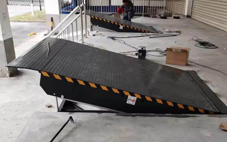 8T / 10T Kapasitas Hidrolik Ton Gudang Platform Disesuaikan Ukuran Lokakarya Dock Plate Dock Door Levelers Otomatis 25000-40000LBS Desain Aman