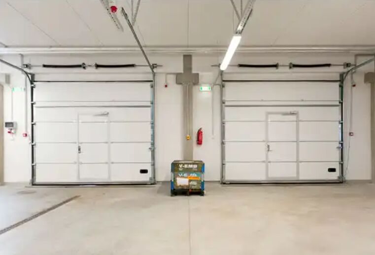 China Overhead Automatic Warehouse Factory Exterior Customized Steel Commercial Sectional Overhead Doors Stasiun Kebakaran Pintu Industri